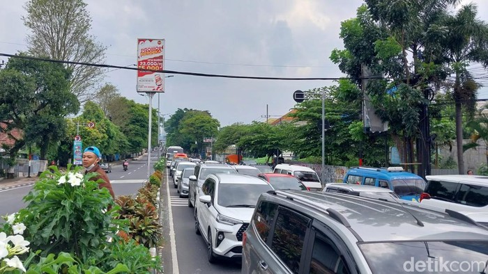 aremania turun ke jalan