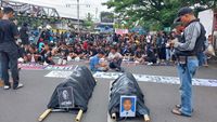 Usung Dua Keranda Mayat-Foto Korban Kanjuruhan, Aremania Blokade Jalan