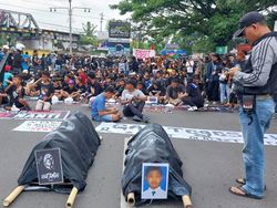 Usung Dua Keranda Mayat-Foto Korban Kanjuruhan, Aremania Blokade Jalan