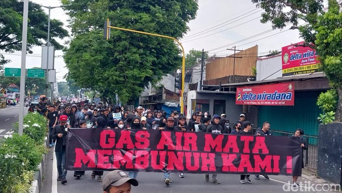 aremania turun ke jalan desak usut tuntas tragedi kanjuruhan