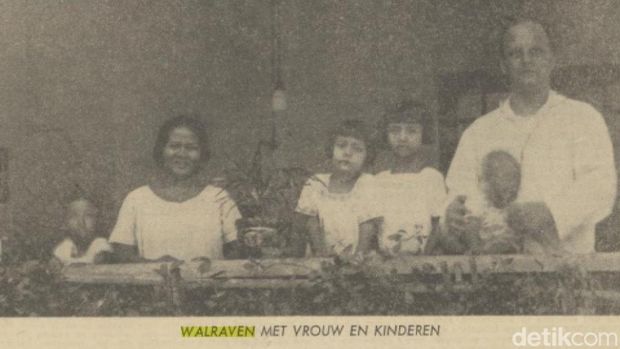 Artikel koran yang menunjukkan wajah Itih, Walraven dan anak-anaknya