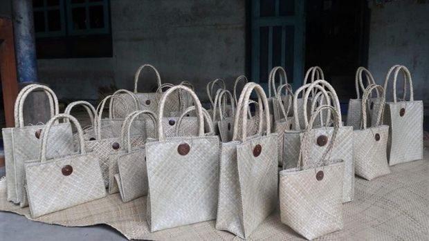 bahan serat alam dari tumbuhan.
