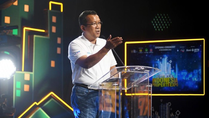 Direktur Utama Bank BTN Haru Koesmahargyo bersama Sekretaris Jenderal Kementerian ATR/BPN Republik Indonesia, Himawan Arief Sugoto, Direktur Jenderal Perumahan Kementerian Pekerjaan Umum dan Perumahan Rakyat Republik Indonesia, Iwan Suprijanto dan Komisioner BP Tapera Adi Setianto saat pembukaan Indonesia Properti Expo (IPEX) 2022 di Jakarta. Ajang IPEX 2022 yang diselenggarakan dalam rangka menyambut HUT KPR BTN ke-46 pada 10 Desember mendatang diikuti oleh 42 pengembang dengan jumlah proyek mencapai sekitar 325 proyek perumahan di berbagai daerah di Indonesia. IPEX 2022 akan digelar mulai 19 November hingga 27 November 2022 dengan menawarkan suku bunga mulai 2,47%.