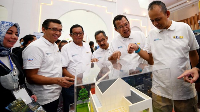 Bank BTN Gelar IPEX 2022 Direktur Utama Bank BTN Haru Koesmahargyo bersama Sekretaris Jenderal Kementerian ATR/BPN Republik Indonesia, Himawan Arief Sugoto, Direktur Jenderal Perumahan Kementerian Pekerjaan Umum dan Perumahan Rakyat Republik Indonesia, Iwan Suprijanto dan Komisioner BP Tapera Adi Setianto saat pembukaan Indonesia Properti Expo (IPEX) 2022 di Jakarta. Ajang IPEX 2022 yang diselenggarakan dalam rangka menyambut HUT KPR BTN ke-46 pada 10 Desember mendatang diikuti oleh 42 pengembang dengan jumlah proyek mencapai sekitar 325 proyek perumahan di berbagai daerah di Indonesia. IPEX 2022 akan digelar mulai 19 November hingga 27 November 2022 dengan menawarkan suku bunga mulai 2,47%.