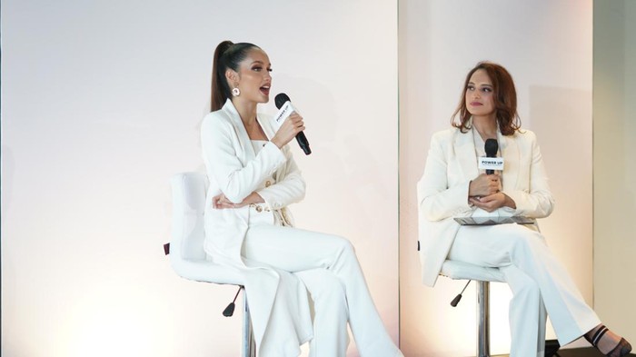 Belajar Bangun Relasi dan Kembangkan Bisnis Lewat Power Up Woman Summit Selebriti yang juga L’Oreal Paris Spokeperson, Cinta Laura (kiri) dan Co-Founder Stellar Women, Samira Shihab (kanan) saat menjadi pembicara talkshow Recognize Your Sense Of Worth pada acara Power Up Women Summit di SCBD, Jakarta (19/11/2022).
