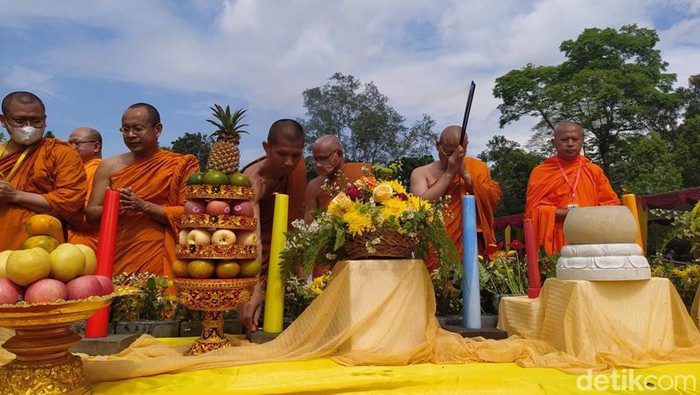 Biksu dari sejumlah negara doa bersama di Candi Borobudur, Magelang, Minggu (20/11/2022).