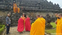 Rangkaian kegiatan juga dengan mengelilingi puncak candi sebanyak tiga kali, memutar sesuai arah jarum jam. Foto: Eko Susanto/detikJateng