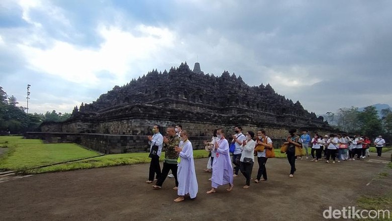 Biksu dari sejumlah negara doa bersama di Candi Borobudur, Magelang, Minggu (20/11/2022).
