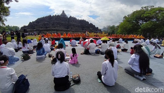 Biksu dari sejumlah negara doa bersama di Candi Borobudur, Magelang, Minggu (20/11/2022). Biksu dari sejumlah negara doa bersama di Candi Borobudur, Magelang, Minggu (20/11/2022).