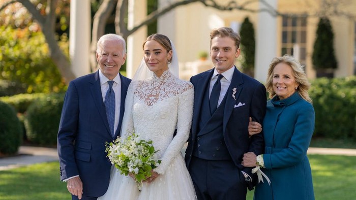 Dalam selebaran yang disediakan oleh Gedung Putih ini, Presiden Joe Biden dan Ibu Negara Jill Biden menghadiri pernikahan Peter Neal dan Naomi Biden Neal di South Lawn Gedung Putih pada 19 November 2022 di Washington DC. Adam Schultz/Gedung Putih via Getty Images/AFP (Foto oleh Handout / GETTY IMAGES AMERIKA UTARA / Getty Images via AFP)