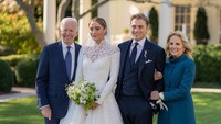 Inilah potret Joe Biden dan Jill Biden mendampingi cucunya dalam pernikahan intim tersebut. Foto: dok. Gedung Putih