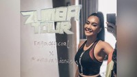 Penyanyi Denada membuktikan keseriusannya dalam olahraga zumba. Kini ia menjadi instruktur dan telah melakukan tour zumba di berbagai tempat. Tak main-main, Denada juga telah mempunyai sertifikat untuk menjadi instruktur zumba. (Instagram @denadaindonesia)