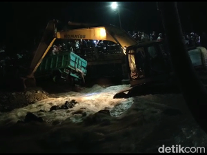Truk Penambang Pasir Terguling-Terseret Banjir Lahar Semeru