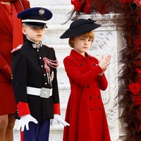 Putri Gabriella, yang saat ini berusia tujuh tahun, pun tak kalah stylish. Gaun bersiluet coat dan topi hitam menjadi andalan. (Foto: POOL/AFP via Getty Images/ERIC GAILLARD)