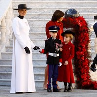 Putri Charlene dan anak perempuannya tampil kompak dengan busana yang merepresentasikan warna bendera Monako. Seperti Indonesia, negara kecil di barat Eropa ini memiliki bendera berwarna merah di bagian atas dan putih di bawah. (Foto: POOL/AFP via Getty Images/ERIC GAILLARD)