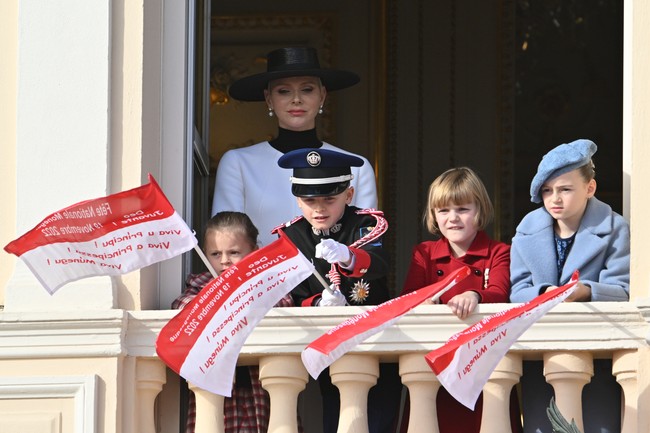 Keluarga Pangeran Albert muncul di balkon istana dan menyapa masyarakat. Seremoni ini merupakan yang pertama setelah tiga tahun absen karena pandemi dan masalah kesehatan Pangeran Albert dan Putri Gabriella. (Foto: Corbis via Getty Images/Stephane Cardinale)