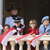 Keluarga Pangeran Albert muncul di balkon istana dan menyapa masyarakat. Seremoni ini merupakan yang pertama setelah tiga tahun absen karena pandemi dan masalah kesehatan Pangeran Albert dan Putri Gabriella. (Foto: Corbis via Getty Images/Stephane Cardinale)