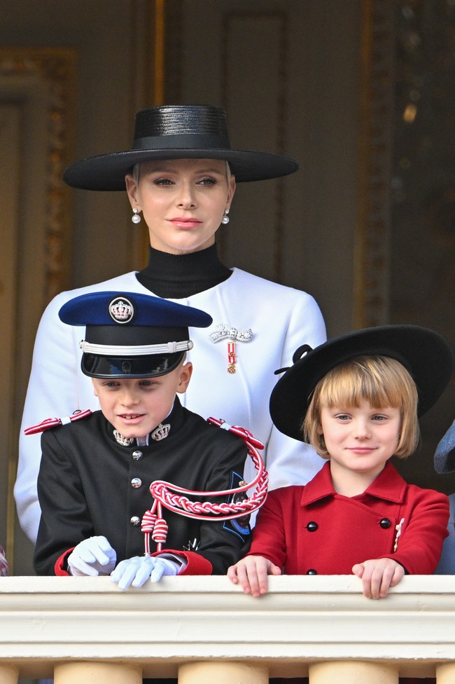 Putri Charlene sempat mengunggah foto penampilan kedua anaknya di perayaan tersebut. Happy National Day 🇲🇨, tulis perempuan asal Afrika Selatan itu. Keduanya sangat menggemaskan, puji seorang netizen. (Foto: Corbis via Getty Images/Stephane Cardinale)