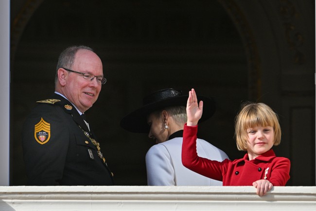 Putri Gabriella tetap melambaikan tangan saat orangtuanya hendak meninggalkan balkon. (Foto: Corbis via Getty Images/Stephane Cardinale)