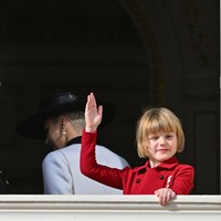 Putri Gabriella tetap melambaikan tangan saat orangtuanya hendak meninggalkan balkon. (Foto: Corbis via Getty Images/Stephane Cardinale)