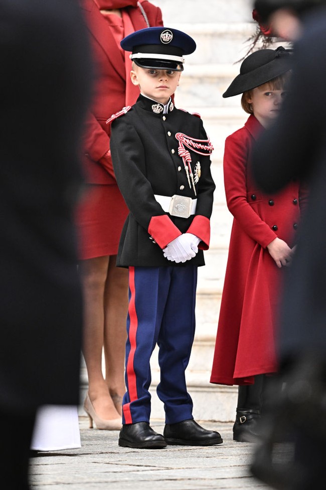 Sebuah akun fans kerajaan menyebut ini kali pertamanya pangeran cilik tersebut memakai baju militer. (Foto: David Niviere/SC Pool - Corbis/Corbis via Getty Images)