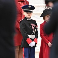 Sebuah akun fans kerajaan menyebut ini kali pertamanya pangeran cilik tersebut memakai baju militer. (Foto: David Niviere/SC Pool - Corbis/Corbis via Getty Images)