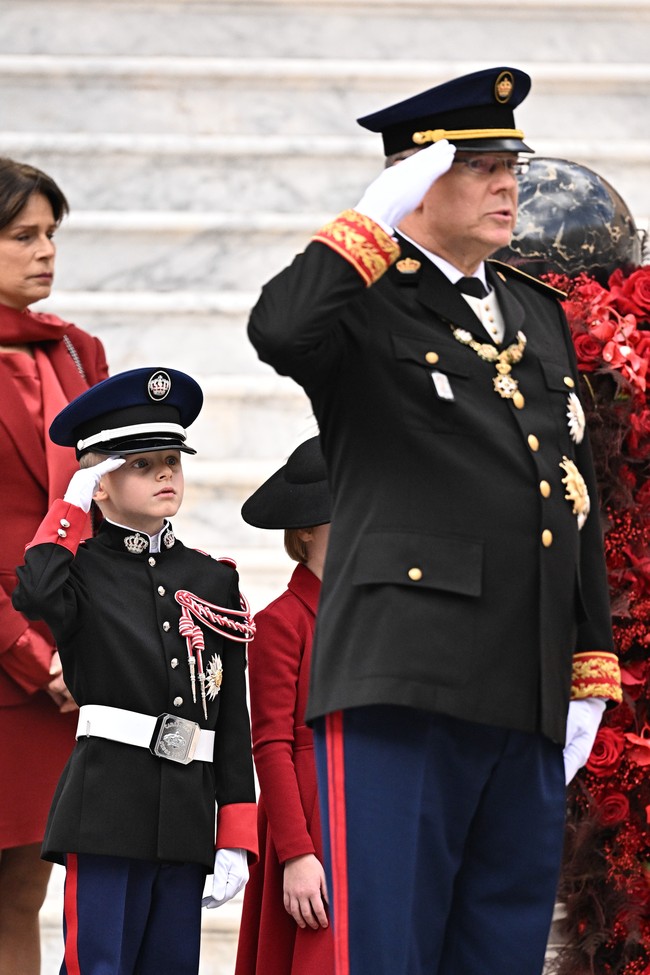 Sementara itu, Pangeran Jacques tampil kompak dengan ayahnya dengan baju militer dengan aksen merah-putih. Baju tersebut dilengkapi topi militer, sarung tangan putih, sabuk besar dan medali. (Foto: David Niviere/SC Pool via Getty Images)