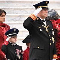 Sementara itu, Pangeran Jacques tampil kompak dengan ayahnya dengan baju militer dengan aksen merah-putih. Baju tersebut dilengkapi topi militer, sarung tangan putih, sabuk besar dan medali. (Foto: David Niviere/SC Pool via Getty Images)
