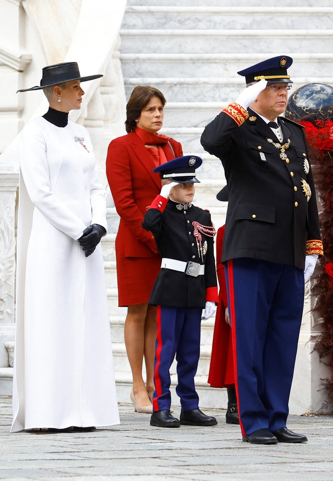 Perayaan hari kemerdekaan Monako berlangsung pada Sabtu (19/11/2022). Sebuah seremoni militer yang dipimpin oleh Pangeran Albert sebagai penguasa tertinggi menandai hari spesial tersebut. Tampak Pangeran Albert hadir bersama istrinya, Putri Charlene, dan dua anak kembar mereka, Pangeran Jacques dan Putri Gabriella. (Foto: POOL/AFP via Getty Images/ERIC GAILLARD)