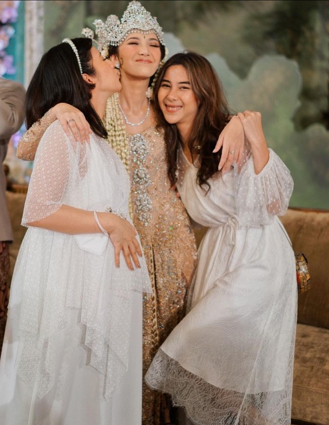 Adinda Thomas cantik bergaun putih saat jadi bridesmaid di pernikahan rekannya sesama artis, Sheila Dara. Foto: Instagram