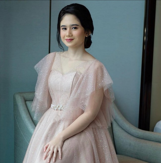 Tissa Biani pertama kali jadi bridesmaid di pernikahan Ria Ricis. Kekasih Dul ini tampil bak princess dengan ballgown dan aksen ruffle pada lengan. Foto: Instagram