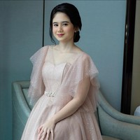 Tissa Biani pertama kali jadi bridesmaid di pernikahan Ria Ricis. Kekasih Dul ini tampil bak princess dengan ballgown dan aksen ruffle pada lengan. Foto: Instagram