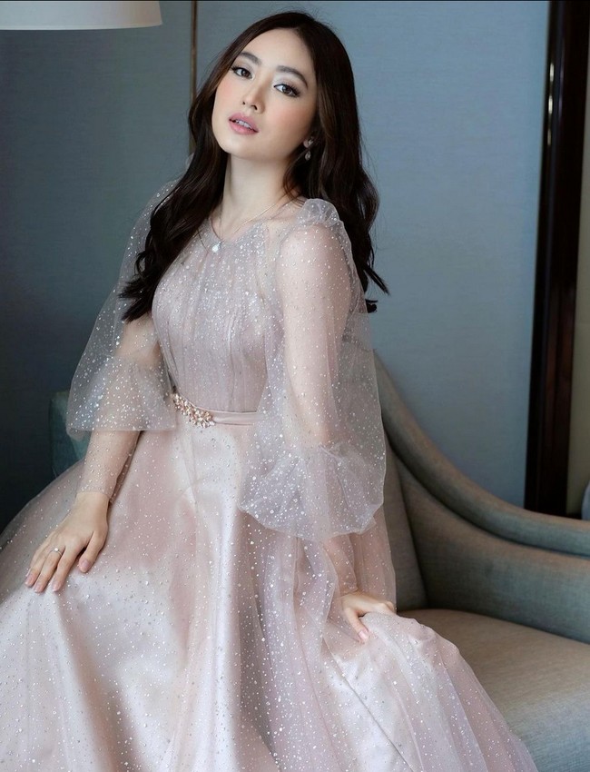 Jadi bridesmaid di pernikahan Ria Ricis, Natasha Wilona cantik berbalut gaun rose gold dengan aksen lengan transparan. Foto: Instagram