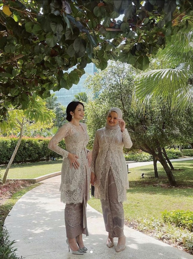 Enzy Storia mengenakan kebaya sage green dengan tebaran payet dan kristal yang membuat penampilannya istimewa saat jadi bridesmaid. Foto: Instagram