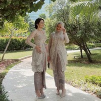 Enzy Storia mengenakan kebaya sage green dengan tebaran payet dan kristal yang membuat penampilannya istimewa saat jadi bridesmaid. Foto: Instagram