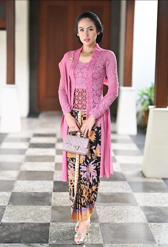 Maudy Ayunda jadi bridesmaid saat akad nikah Putri Tanjung. Aktris dan filantropis ini anggun berkebaya kutu baru warna pink. Foto: Instagram