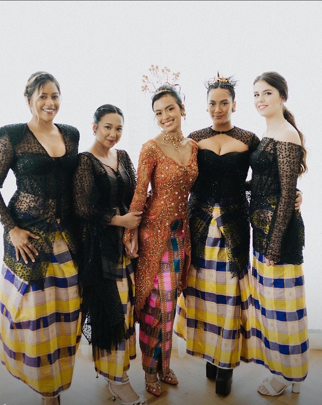 Tara Basro memilih kebaya modern saat jadi bridesmaid di pernikahan Eva Celia. Kebaya hitam berpotongan dada rendah dipadankan dengan kain sarung Bugis. Foto: Instagram