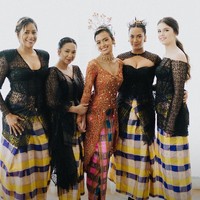 Tara Basro memilih kebaya modern saat jadi bridesmaid di pernikahan Eva Celia. Kebaya hitam berpotongan dada rendah dipadankan dengan kain sarung Bugis. Foto: Instagram