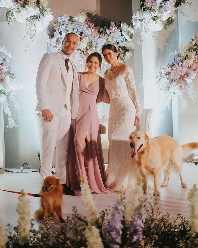 Jessica Mila memilih gaun simpel sebagai bridesmaid di pernikahan salah satu temannya. Bintang film ‘Imperfect’ ini mengenakan gaun pink panjang dengan siluet flowy. Foto: Instagram