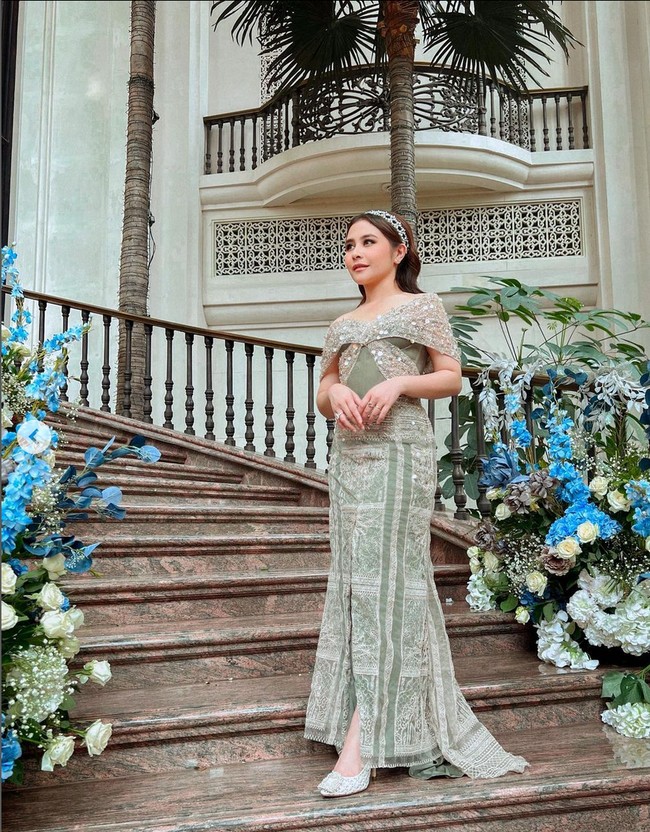 Mengemban tugas sebagai bridesmaid di pernikahan teman dekat, aktris Prilly Latuconsina tampil cantik dengan gaun model off-shoulder warna sage green. Foto: Instagram