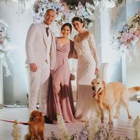 Jessica Mila memilih gaun simpel sebagai bridesmaid di pernikahan salah satu temannya. Bintang film ‘Imperfect’ ini mengenakan gaun pink panjang dengan siluet flowy. Foto: Instagram