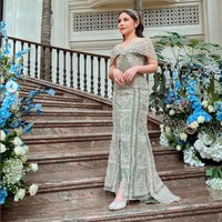 Mengemban tugas sebagai bridesmaid di pernikahan teman dekat, aktris Prilly Latuconsina tampil cantik dengan gaun model off-shoulder warna sage green. Foto: Instagram