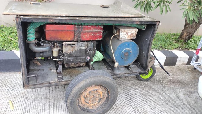 Genset yang lepas dari gandengan pikap dan mengenai pemotor di Jalan KHR Asnawi, Kudus, Minggu (20/11/2022).