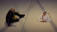 Ada juga Seorang difabel bernama Ghanim Al Muftah yang mencuri perhatian publik saat upacara pembukaan Piala Dunia 2022 di Stadion Al Bayt, Al Khor Minggu (20/11) malam. Dia berhasil membuat orang-orang terkesima mendengarkan lantunan ayat suci Al Quran pada pembukaan ajang bergengsi dunia tersebut. AFP via Getty Images/ODD ANDERSEN.