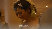 Glenca Chysara juga meneteskan air mata saat Rendi Jhon sah menjadi suaminya. Foto: dok. Live Instagram Bridestory