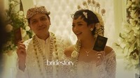 Setelah diawali dengan banjir air mata, kedua bintang Ikatan Cinta itu bisa tersenyum memamerkan buku nikah mereka. Foto: dok. Live Instagram Bridestory