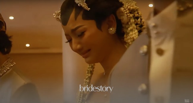 Saat proses ijab kabul Glenca Chysara sengaja tidak dihadirkan. Glenca baru keluar dan bertemu dengan Rendi setelah prosesi ijab kabul sudah selesai. Terlihat Glenca yang tak bisa menahan air mata haru saat berjalan ke arah Rendi. Foto: YouTube/Glenca Chysara