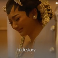 Saat proses ijab kabul Glenca Chysara sengaja tidak dihadirkan. Glenca baru keluar dan bertemu dengan Rendi setelah prosesi ijab kabul sudah selesai. Terlihat Glenca yang tak bisa menahan air mata haru saat berjalan ke arah Rendi. Foto: YouTube/Glenca Chysara