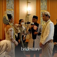 Glenca dan Rendi tampil kompak mengenakan busana pengantin Jawa berwarna putih. Glenca cantik mempesona dengan kebaya putih yang dipenuhi payet lengkap dengan paes dan konde di kepalanya. Foto: YouTube/Glenca Chysara