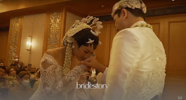 Setelah resmi menjadi pasangan suami-istri, Glenca pun tampak mencium tangan sang suami. Ekspresi bahagia terlihat jelas di wajah Glenca dan Rendi yang baru saja menjadi pasangan suami-istri. Foto: YouTube/Glenca Chysara